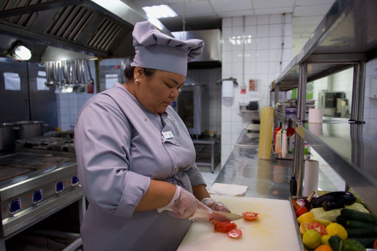 Команда Holiday Inn приветствует гостя в уютном лобби отеля: улыбка, чек-ин и профессионализм, Holiday Inn, гостеприимство, отель, сервис, путешествия Казахстан, лобби отеля, идеальный приём