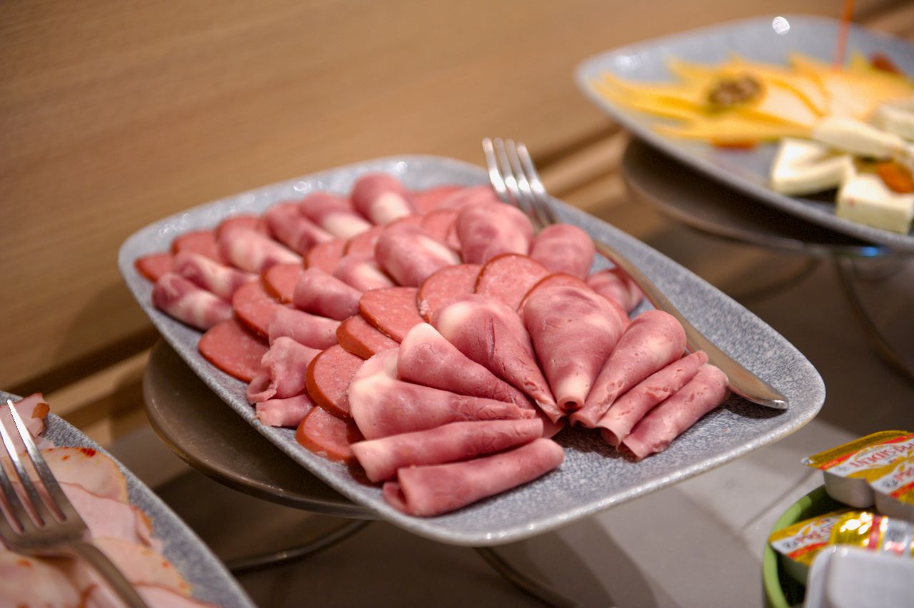 Команда Holiday Inn приветствует гостя в уютном лобби отеля: улыбка, чек-ин и профессионализм, Holiday Inn, гостеприимство, отель, сервис, путешествия Казахстан, лобби отеля, идеальный приём