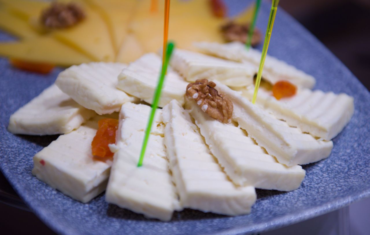 Команда Holiday Inn приветствует гостя в уютном лобби отеля: улыбка, чек-ин и профессионализм, Holiday Inn, гостеприимство, отель, сервис, путешествия Казахстан, лобби отеля, идеальный приём