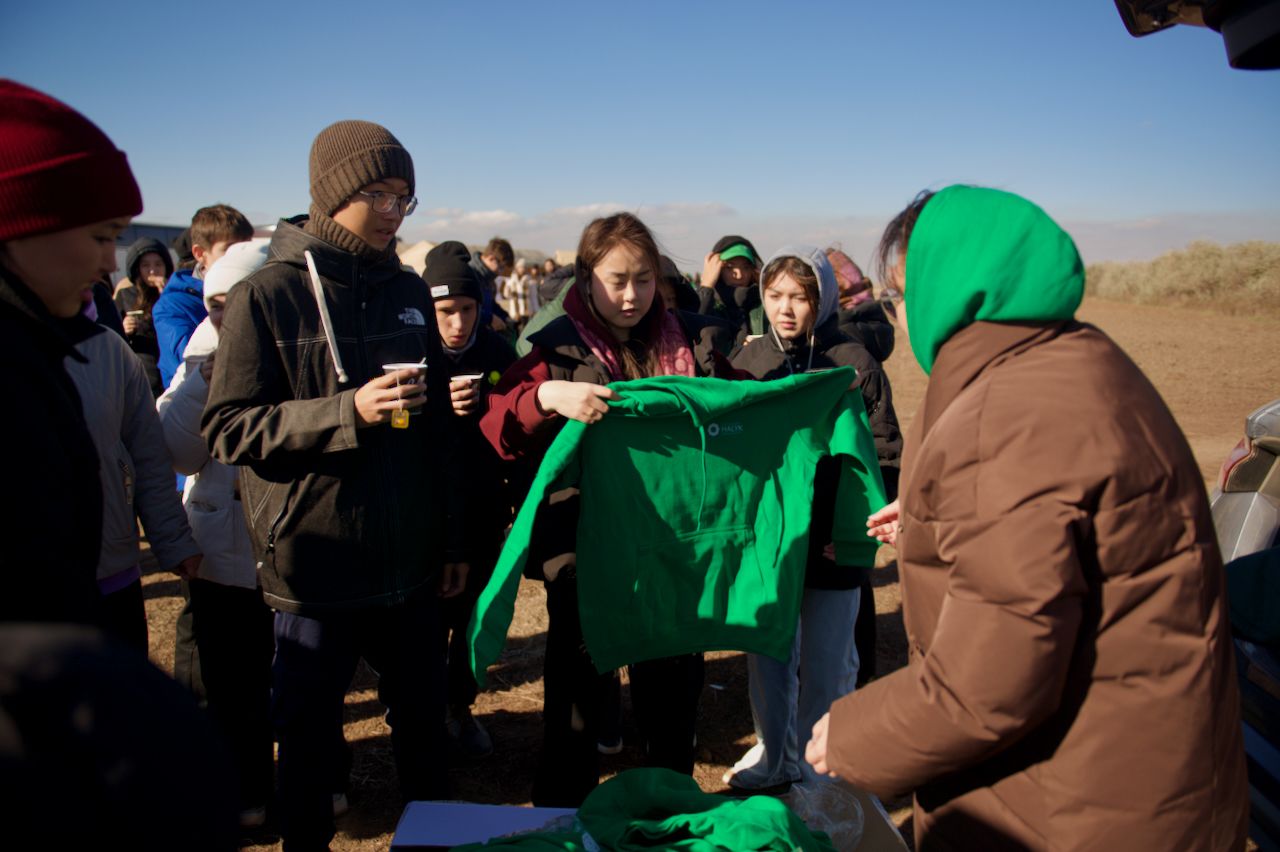 Halyk орманы, волонтёры, студенты и представители фонда Halyk высаживают 7 500 саженцев яблонь в зелёном поясе Астаны, Фоторепортаж Карлыгаш Нуржан для Shanger.kz.