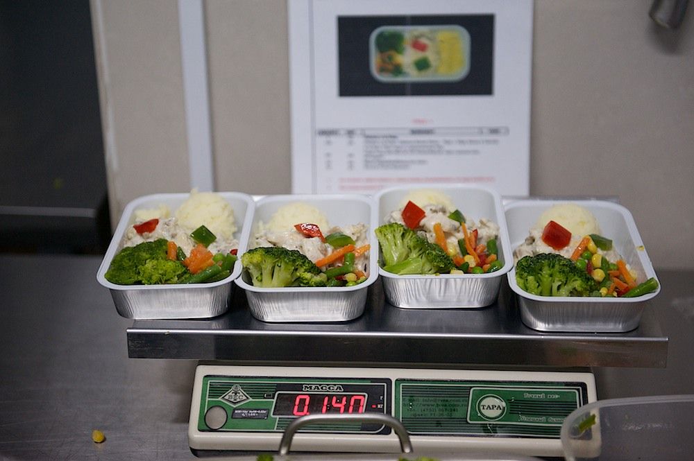 Процесс приготовления и доставки бортового питания авиакомпании Air Astana — от цеха в Актобе до рейсов в Казахстане и за рубежом, бортовое питание, Air Astana, Казахстан, Актобе, авиаперелёты, еда в самолёте, авиация, кейтеринг, Shanger.kz, Карла Нур