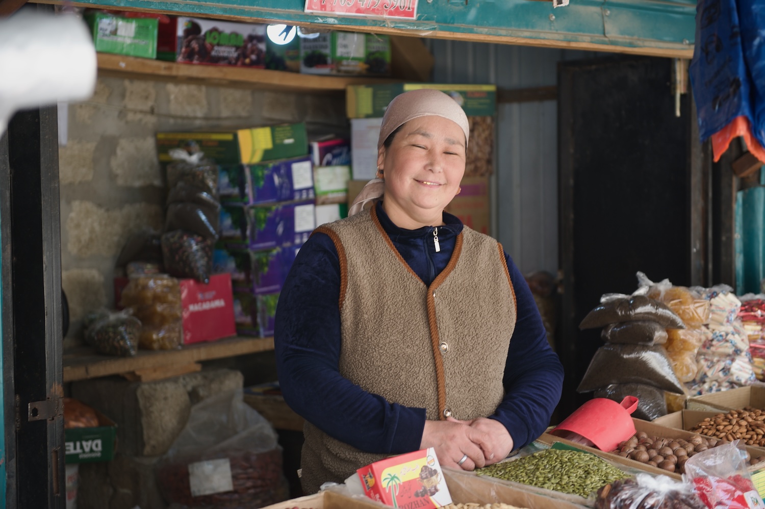 Жители села Бейнеу на зерновом терминале Фонда Halyk: первый хлеб выпечен из местной муки, рядом развивается школа и социальные объекты. Фонд Halyk, село Бейнеу, зерновой терминал, школа Бейнеу, сельское развитие, хлеб, Мангистауская область, образование в регионах, агроподдержка Казахстана, Тимур Кулибаев