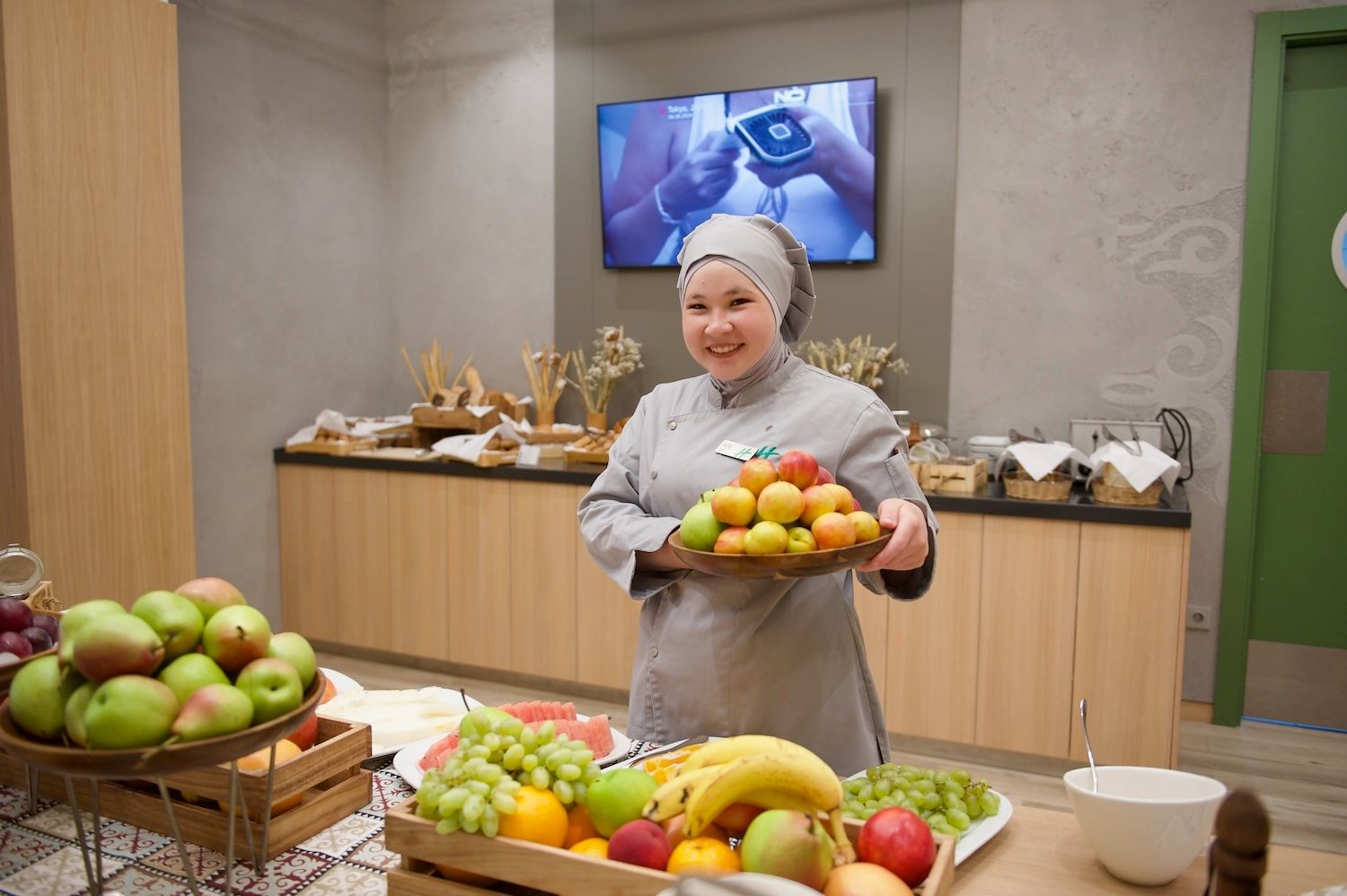 Алматыдағы Holiday Inn қонақүйінің таңғы асы: жаңа піскен нан өнімдері, швед үстелі және қазақы тағамдар. Holiday Inn Алматы, Алматы қонақүйлері, қонақүй қызметі, қонақжайлық, қонақүйдегі таңғы ас, швед үстелі, Қазақстан туризмі