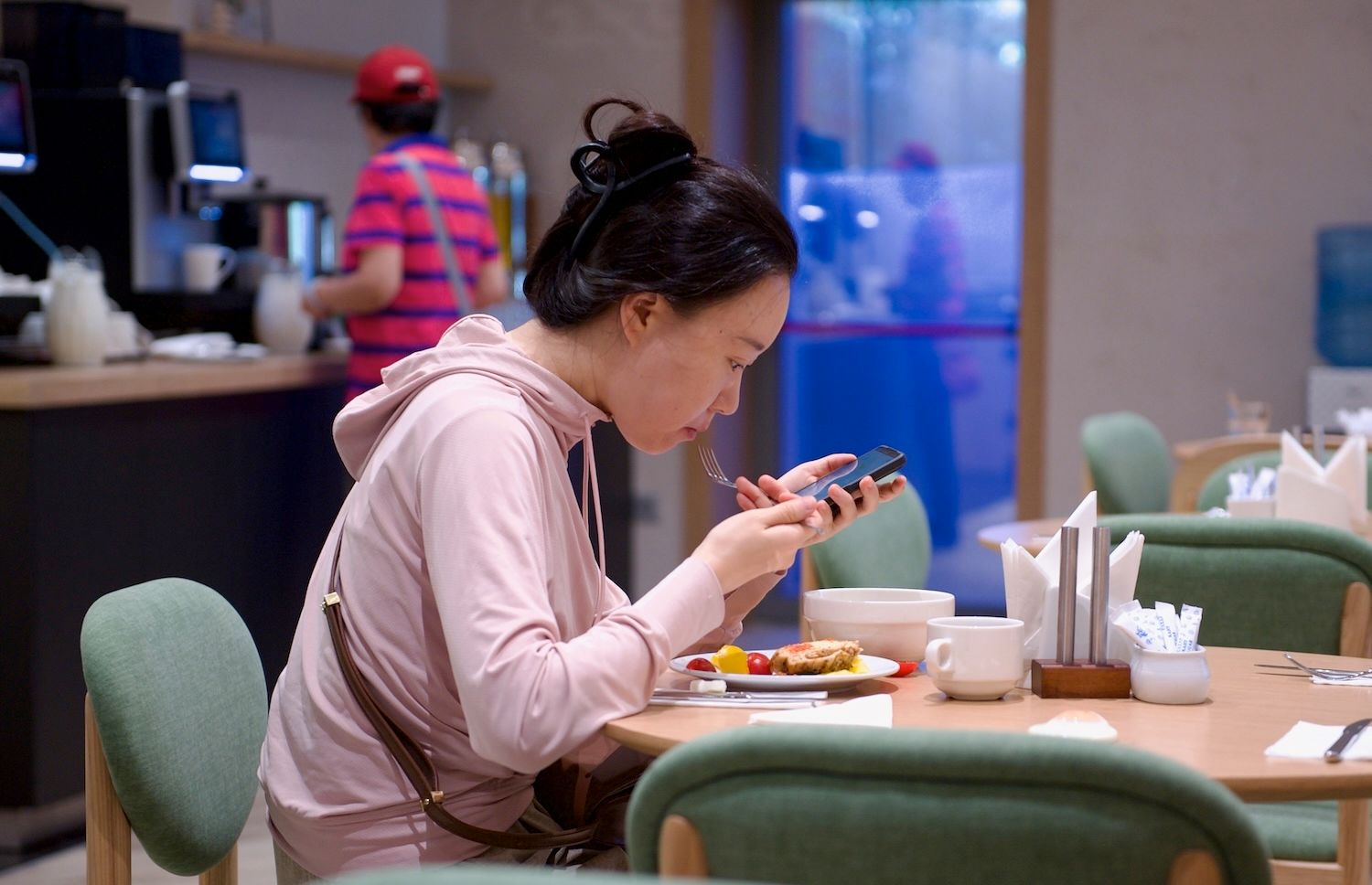 Алматыдағы Holiday Inn қонақүйінің таңғы асы: жаңа піскен нан өнімдері, швед үстелі және қазақы тағамдар. Holiday Inn Алматы, Алматы қонақүйлері, қонақүй қызметі, қонақжайлық, қонақүйдегі таңғы ас, швед үстелі, Қазақстан туризмі