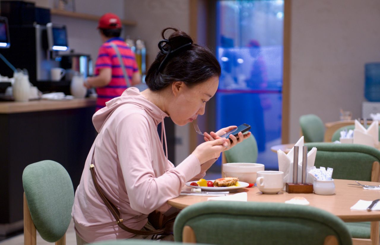 Команда Holiday Inn приветствует гостя в уютном лобби отеля: улыбка, чек-ин и профессионализм, Holiday Inn, гостеприимство, отель, сервис, путешествия Казахстан, лобби отеля, идеальный приём