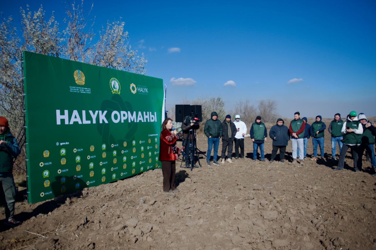 Halyk орманы, волонтёры, студенты и представители фонда Halyk высаживают 7 500 саженцев яблонь в зелёном поясе Астаны, Фоторепортаж Карлыгаш Нуржан для Shanger.kz.
