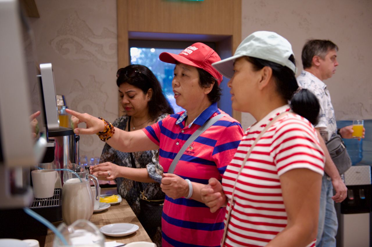 Команда Holiday Inn приветствует гостя в уютном лобби отеля: улыбка, чек-ин и профессионализм, Holiday Inn, гостеприимство, отель, сервис, путешествия Казахстан, лобби отеля, идеальный приём