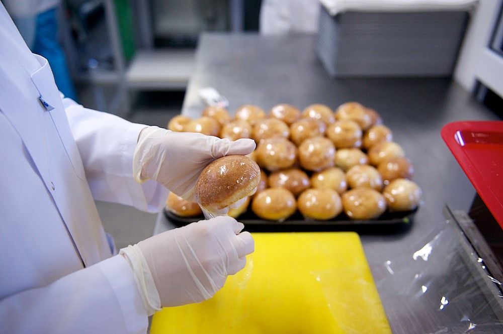 Процесс приготовления и доставки бортового питания авиакомпании Air Astana — от цеха в Актобе до рейсов в Казахстане и за рубежом, бортовое питание, Air Astana, Казахстан, Актобе, авиаперелёты, еда в самолёте, авиация, кейтеринг, Shanger.kz, Карла Нур