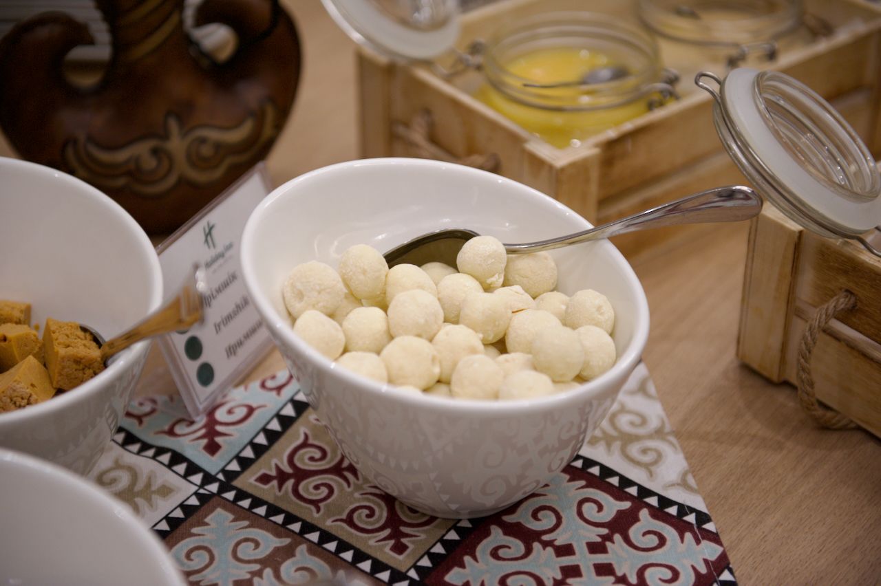 Команда Holiday Inn приветствует гостя в уютном лобби отеля: улыбка, чек-ин и профессионализм, Holiday Inn, гостеприимство, отель, сервис, путешествия Казахстан, лобби отеля, идеальный приём