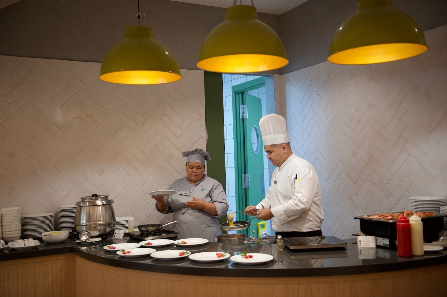 Алматыдағы Holiday Inn қонақүйінің таңғы асы: жаңа піскен нан өнімдері, швед үстелі және қазақы тағамдар. Holiday Inn Алматы, Алматы қонақүйлері, қонақүй қызметі, қонақжайлық, қонақүйдегі таңғы ас, швед үстелі, Қазақстан туризмі