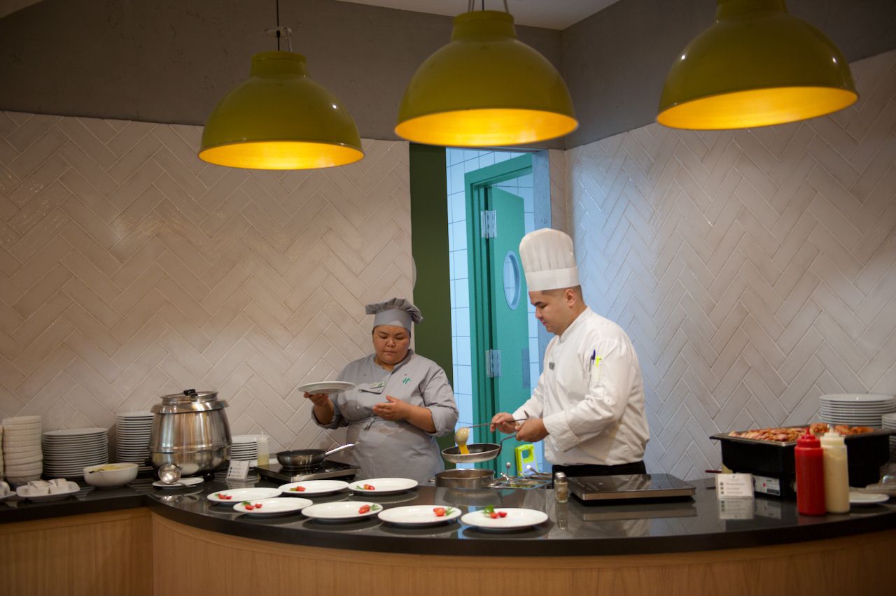 Команда Holiday Inn приветствует гостя в уютном лобби отеля: улыбка, чек-ин и профессионализм, Holiday Inn, гостеприимство, отель, сервис, путешествия Казахстан, лобби отеля, идеальный приём