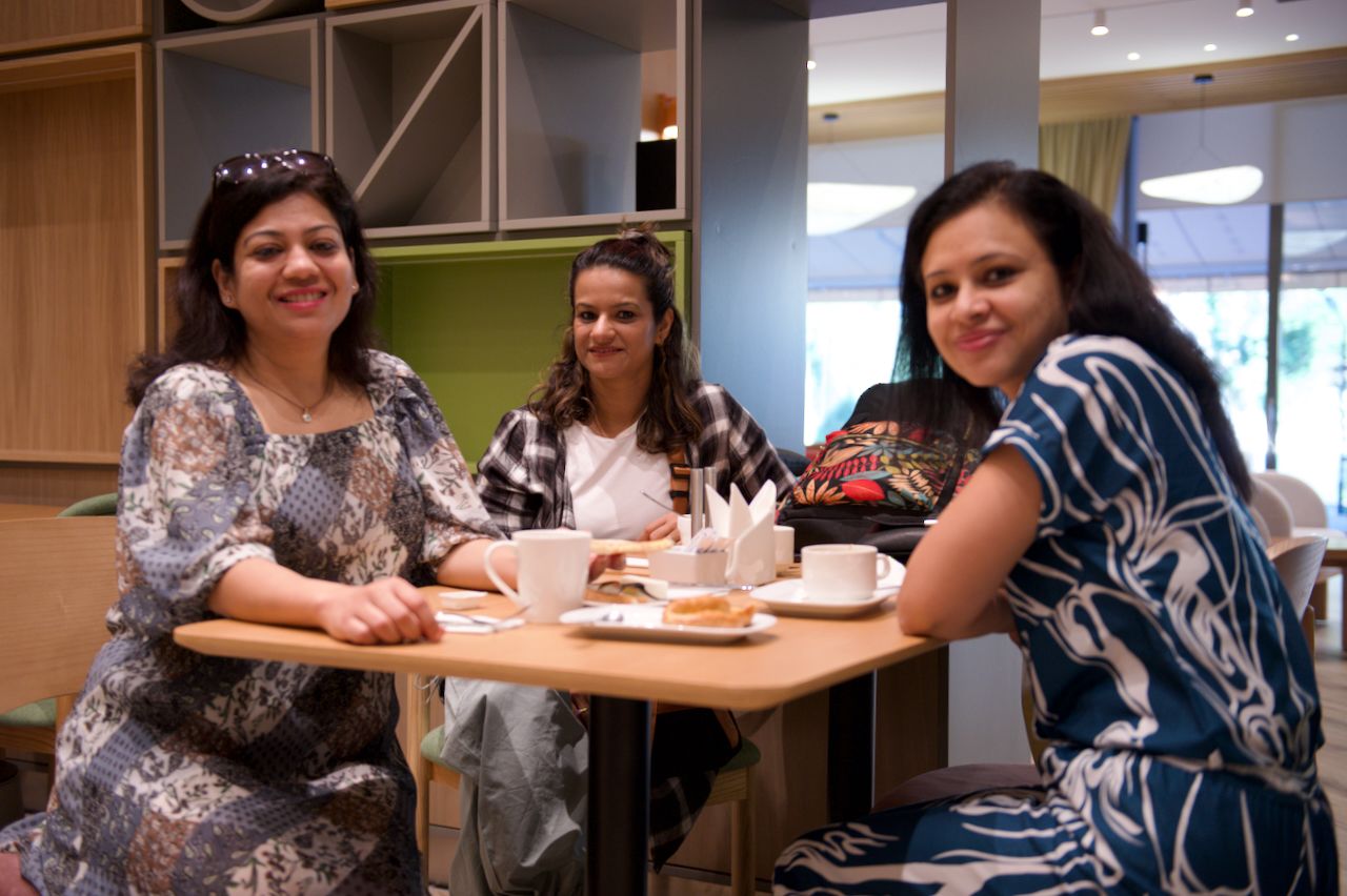 Команда Holiday Inn приветствует гостя в уютном лобби отеля: улыбка, чек-ин и профессионализм, Holiday Inn, гостеприимство, отель, сервис, путешествия Казахстан, лобби отеля, идеальный приём