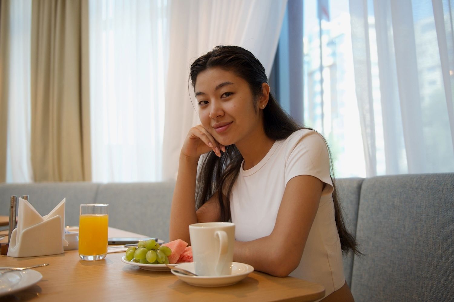 Алматыдағы Holiday Inn қонақүйінің таңғы асы: жаңа піскен нан өнімдері, швед үстелі және қазақы тағамдар. Holiday Inn Алматы, Алматы қонақүйлері, қонақүй қызметі, қонақжайлық, қонақүйдегі таңғы ас, швед үстелі, Қазақстан туризмі