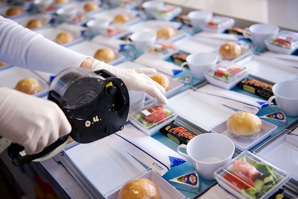 Процесс приготовления и доставки бортового питания авиакомпании Air Astana — от цеха в Актобе до рейсов в Казахстане и за рубежом, бортовое питание, Air Astana, Казахстан, Актобе, авиаперелёты, еда в самолёте, авиация, кейтеринг, Shanger.kz, Карла Нур