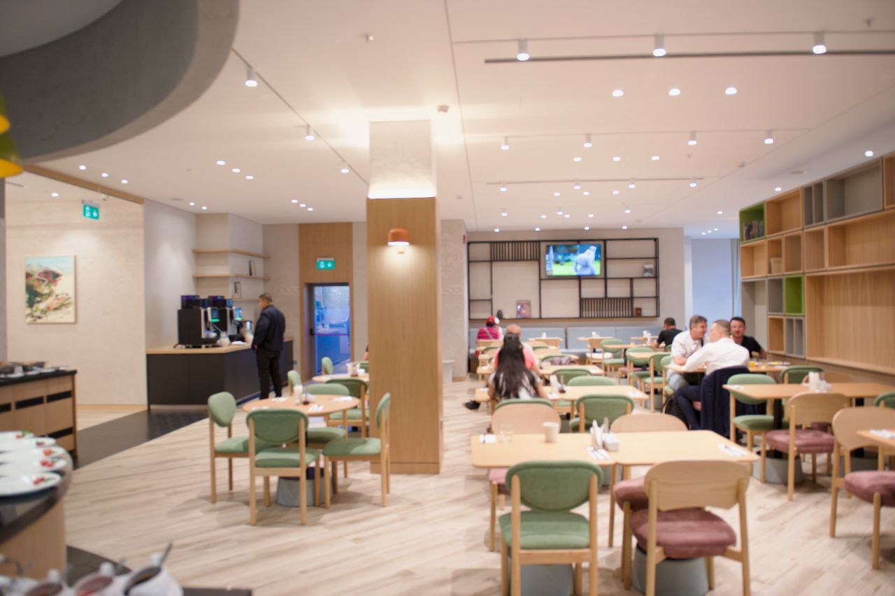 Команда Holiday Inn приветствует гостя в уютном лобби отеля: улыбка, чек-ин и профессионализм, Holiday Inn, гостеприимство, отель, сервис, путешествия Казахстан, лобби отеля, идеальный приём