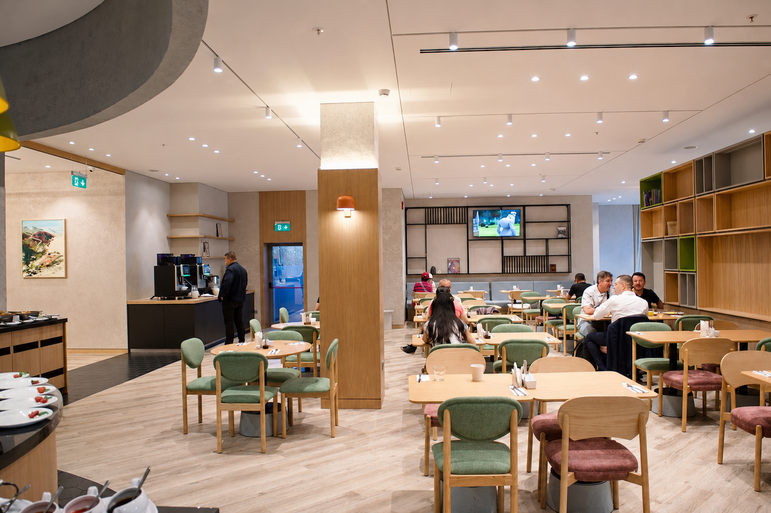 Алматыдағы Holiday Inn қонақүйінің таңғы асы: жаңа піскен нан өнімдері, швед үстелі және қазақы тағамдар. Holiday Inn Алматы, Алматы қонақүйлері, қонақүй қызметі, қонақжайлық, қонақүйдегі таңғы ас, швед үстелі, Қазақстан туризмі