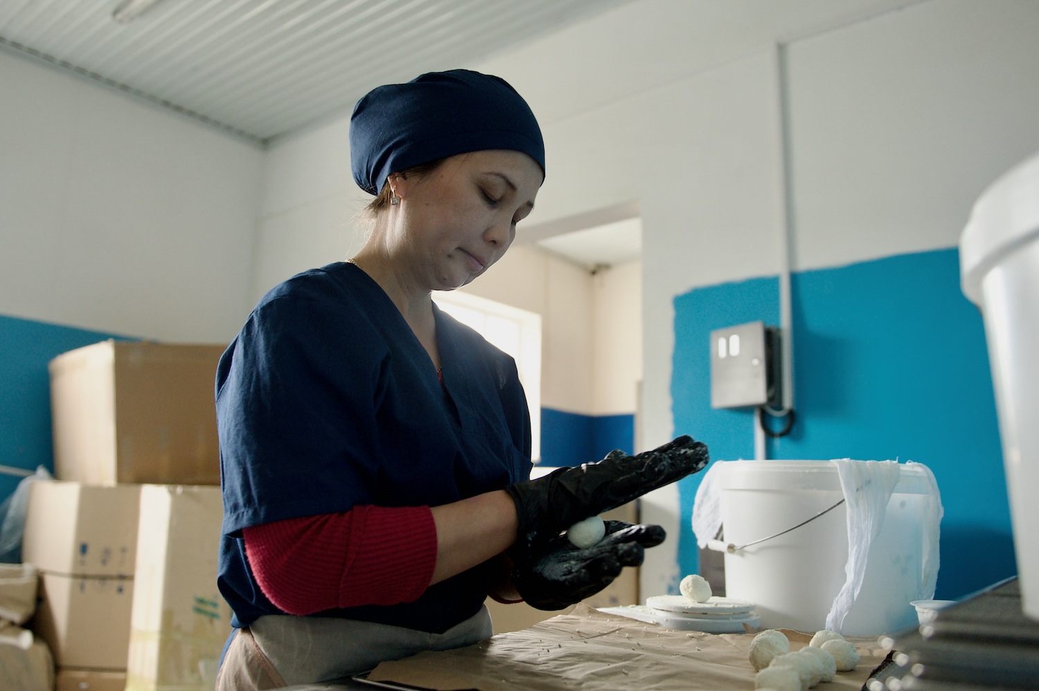 Жители села Бейнеу на зерновом терминале Фонда Halyk: первый хлеб выпечен из местной муки, рядом развивается школа и социальные объекты. Фонд Halyk, село Бейнеу, зерновой терминал, школа Бейнеу, сельское развитие, хлеб, Мангистауская область, образование в регионах, агроподдержка Казахстана, Тимур Кулибаев