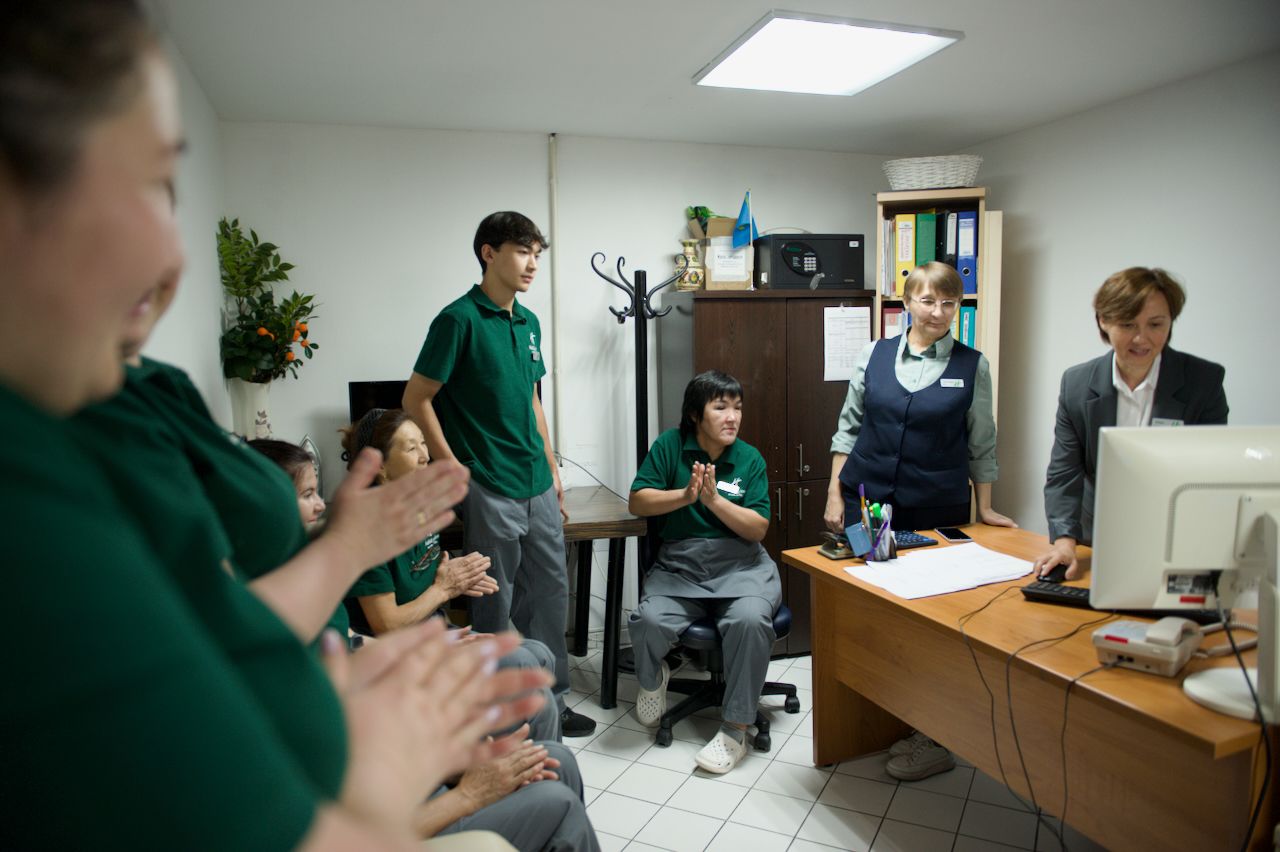 Команда Holiday Inn приветствует гостя в уютном лобби отеля: улыбка, чек-ин и профессионализм, Holiday Inn, гостеприимство, отель, сервис, путешествия Казахстан, лобби отеля, идеальный приём