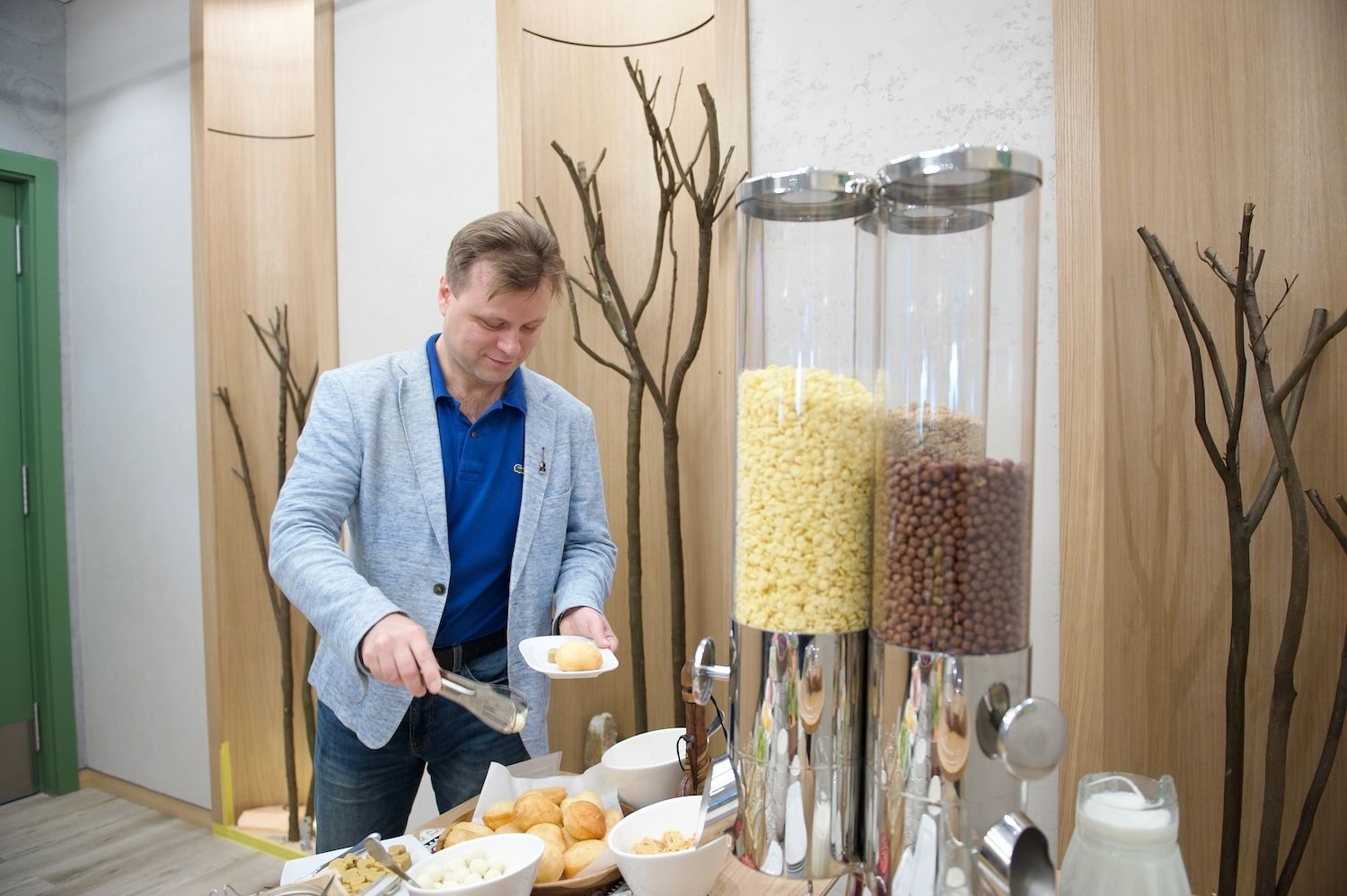 Алматыдағы Holiday Inn қонақүйінің таңғы асы: жаңа піскен нан өнімдері, швед үстелі және қазақы тағамдар. Holiday Inn Алматы, Алматы қонақүйлері, қонақүй қызметі, қонақжайлық, қонақүйдегі таңғы ас, швед үстелі, Қазақстан туризмі