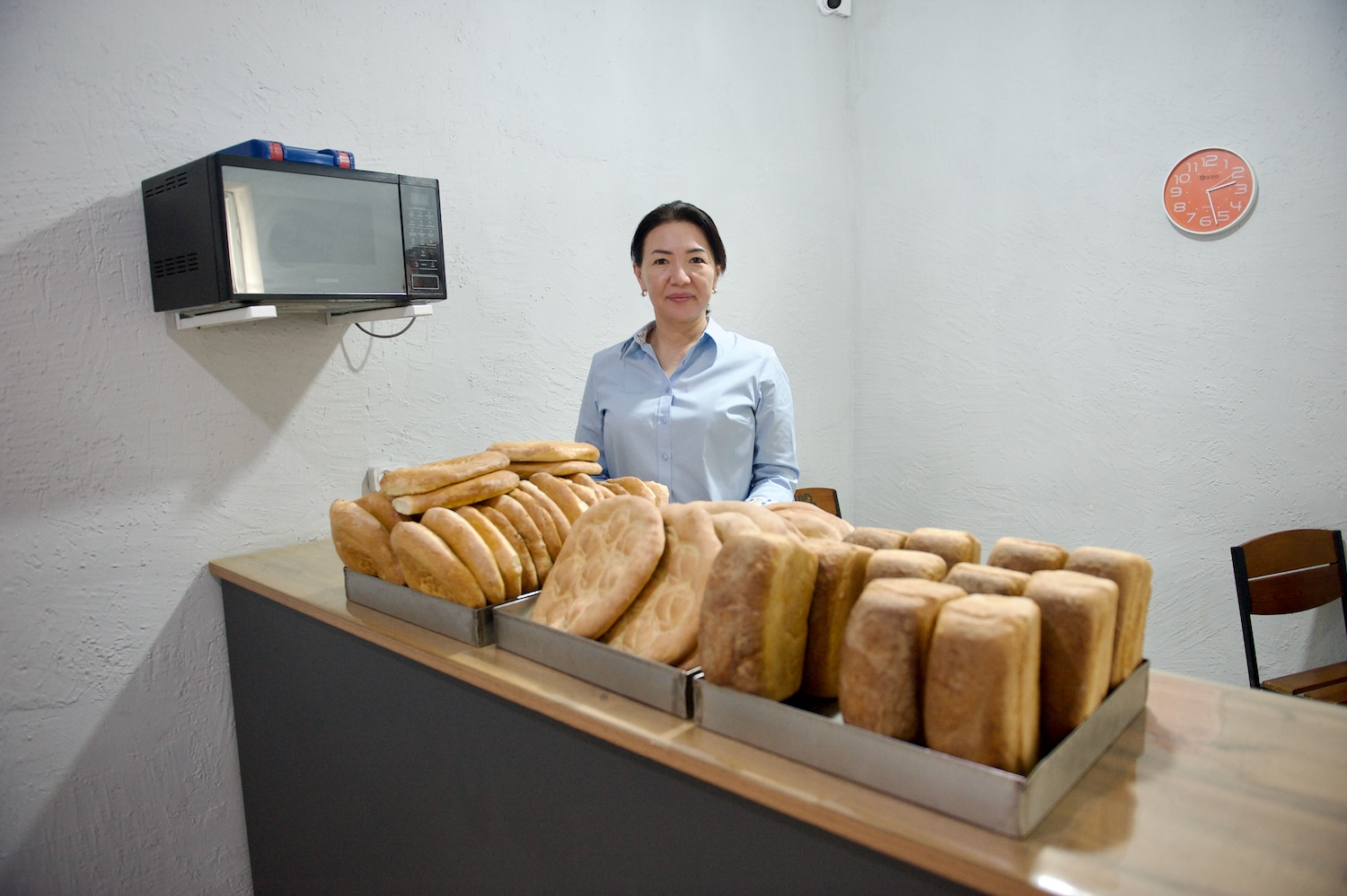 Жители села Бейнеу на зерновом терминале Фонда Halyk: первый хлеб выпечен из местной муки, рядом развивается школа и социальные объекты. Фонд Halyk, село Бейнеу, зерновой терминал, школа Бейнеу, сельское развитие, хлеб, Мангистауская область, образование в регионах, агроподдержка Казахстана, Тимур Кулибаев