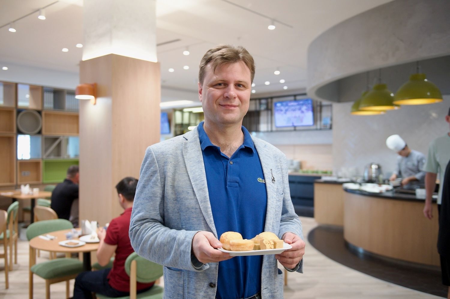Алматыдағы Holiday Inn қонақүйінің таңғы асы: жаңа піскен нан өнімдері, швед үстелі және қазақы тағамдар. Holiday Inn Алматы, Алматы қонақүйлері, қонақүй қызметі, қонақжайлық, қонақүйдегі таңғы ас, швед үстелі, Қазақстан туризмі