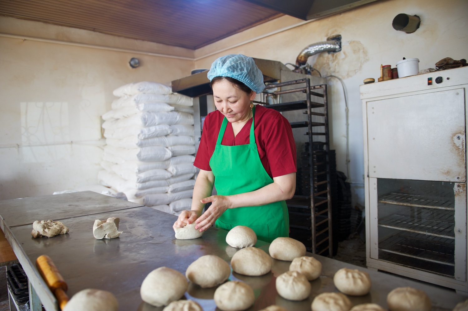 Жители села Бейнеу на зерновом терминале Фонда Halyk: первый хлеб выпечен из местной муки, рядом развивается школа и социальные объекты. Фонд Halyk, село Бейнеу, зерновой терминал, школа Бейнеу, сельское развитие, хлеб, Мангистауская область, образование в регионах, агроподдержка Казахстана, Тимур Кулибаев
