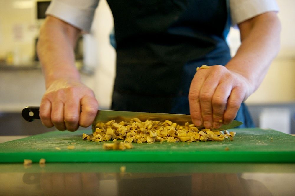 Процесс приготовления и доставки бортового питания авиакомпании Air Astana — от цеха в Актобе до рейсов в Казахстане и за рубежом, бортовое питание, Air Astana, Казахстан, Актобе, авиаперелёты, еда в самолёте, авиация, кейтеринг, Shanger.kz, Карла Нур