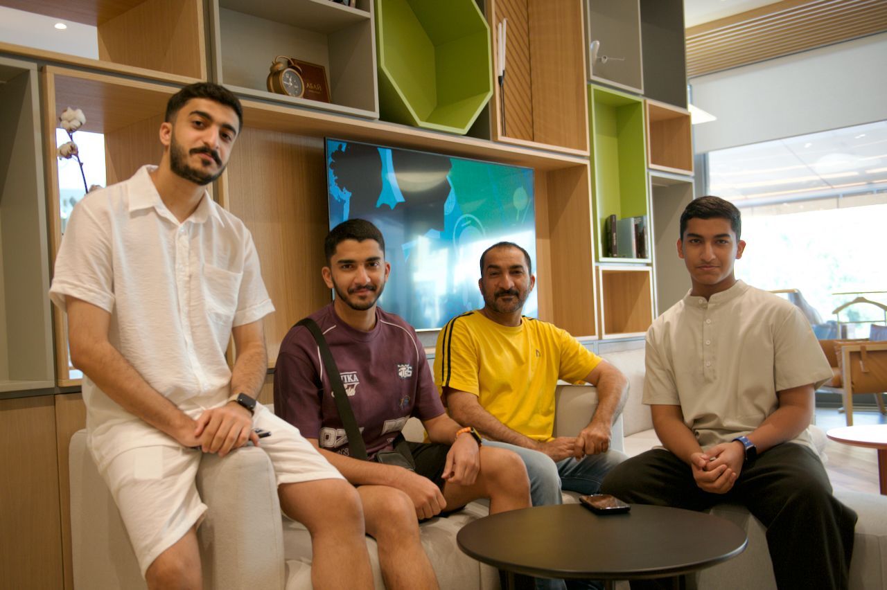 Команда Holiday Inn приветствует гостя в уютном лобби отеля: улыбка, чек-ин и профессионализм, Holiday Inn, гостеприимство, отель, сервис, путешествия Казахстан, лобби отеля, идеальный приём