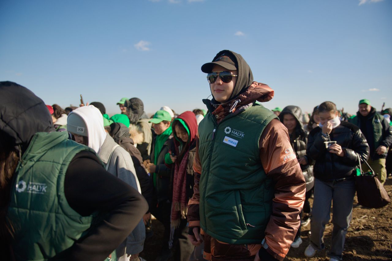 Halyk орманы, волонтёры, студенты и представители фонда Halyk высаживают 7 500 саженцев яблонь в зелёном поясе Астаны, Фоторепортаж Карлыгаш Нуржан для Shanger.kz.