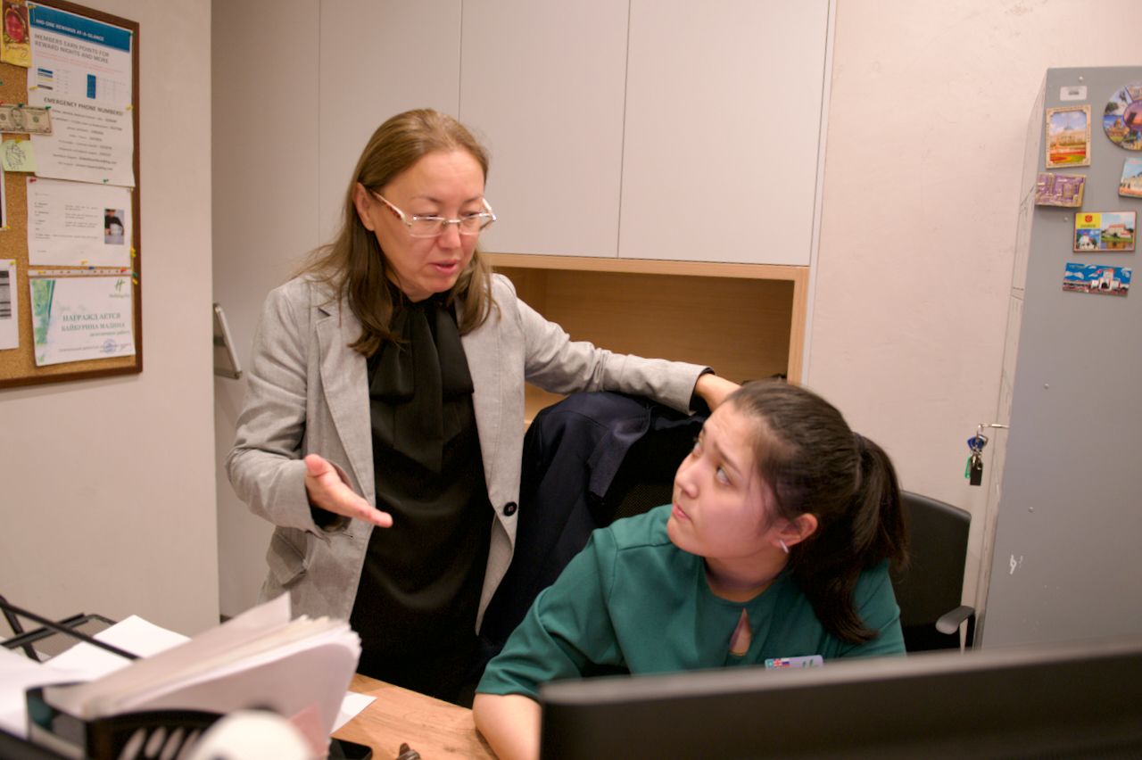 Команда Holiday Inn приветствует гостя в уютном лобби отеля: улыбка, чек-ин и профессионализм, Holiday Inn, гостеприимство, отель, сервис, путешествия Казахстан, лобби отеля, идеальный приём