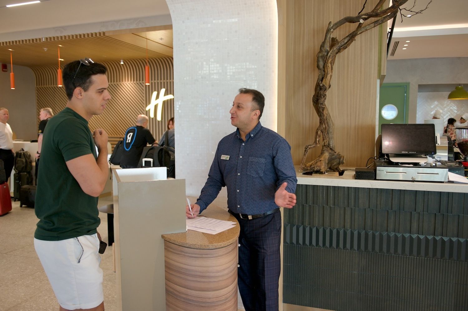 Алматыдағы Holiday Inn қонақүйінің таңғы асы: жаңа піскен нан өнімдері, швед үстелі және қазақы тағамдар. Holiday Inn Алматы, Алматы қонақүйлері, қонақүй қызметі, қонақжайлық, қонақүйдегі таңғы ас, швед үстелі, Қазақстан туризмі