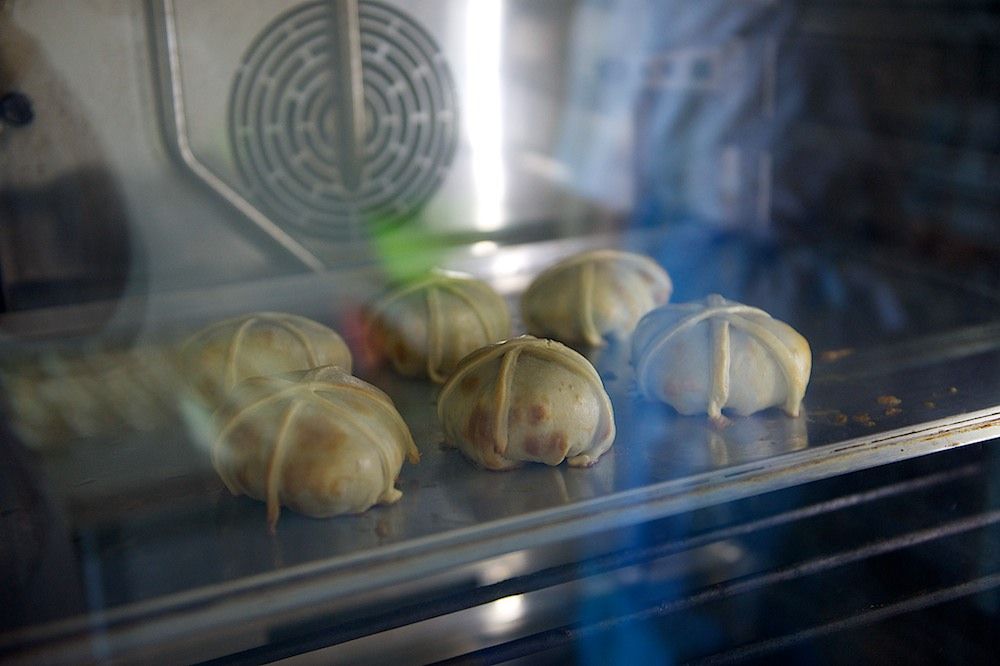 Процесс приготовления и доставки бортового питания авиакомпании Air Astana — от цеха в Актобе до рейсов в Казахстане и за рубежом, бортовое питание, Air Astana, Казахстан, Актобе, авиаперелёты, еда в самолёте, авиация, кейтеринг, Shanger.kz, Карла Нур