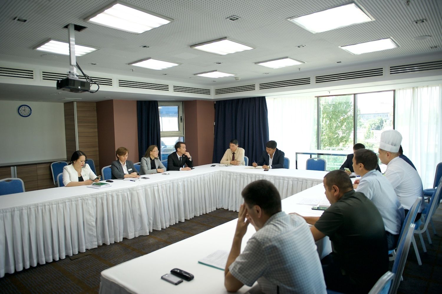 Алматыдағы Holiday Inn қонақүйінің таңғы асы: жаңа піскен нан өнімдері, швед үстелі және қазақы тағамдар. Holiday Inn Алматы, Алматы қонақүйлері, қонақүй қызметі, қонақжайлық, қонақүйдегі таңғы ас, швед үстелі, Қазақстан туризмі