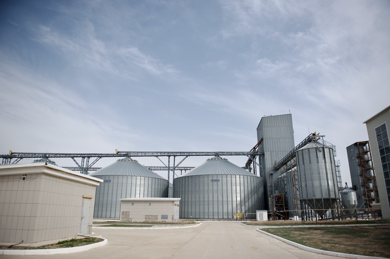 Жители села Бейнеу на зерновом терминале Фонда Halyk: первый хлеб выпечен из местной муки, рядом развивается школа и социальные объекты. Фонд Halyk, село Бейнеу, зерновой терминал, школа Бейнеу, сельское развитие, хлеб, Мангистауская область, образование в регионах, агроподдержка Казахстана, Тимур Кулибаев