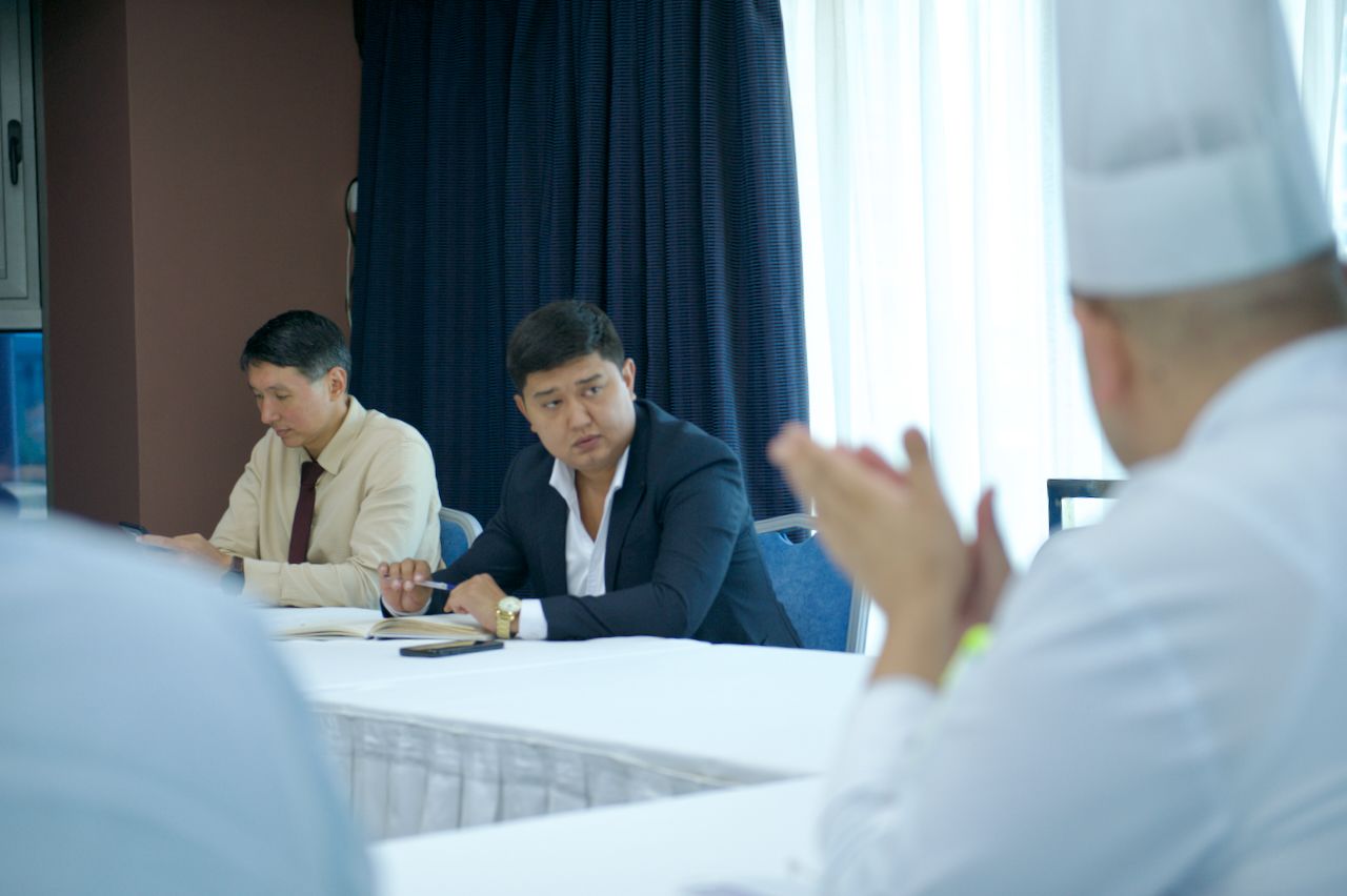 Команда Holiday Inn приветствует гостя в уютном лобби отеля: улыбка, чек-ин и профессионализм, Holiday Inn, гостеприимство, отель, сервис, путешествия Казахстан, лобби отеля, идеальный приём