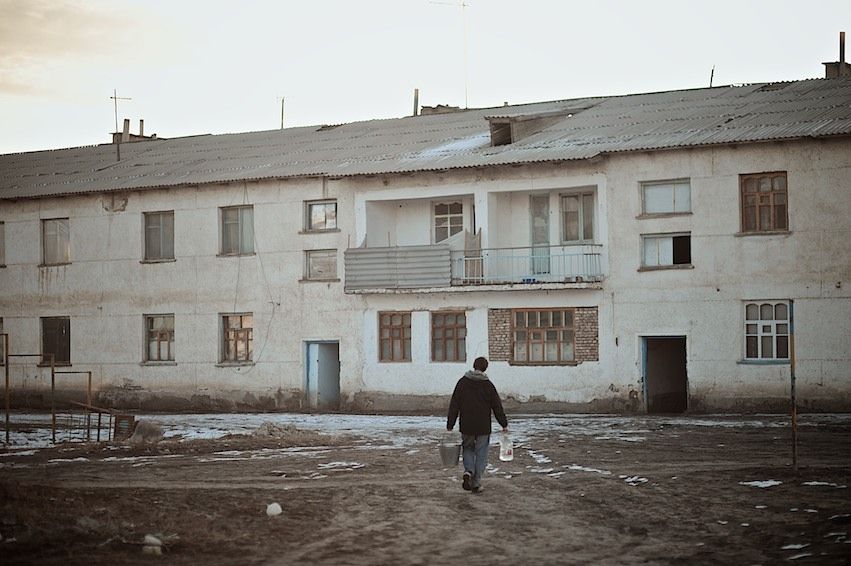 Американский волонтер Джонатан Рибел преподает английский язык в селе Шаульдер Южно-Казахстанской области, осваивает казахский язык и сельский быт, Джонатан Рибел, Корпус мира, село Шаульдер, английский язык, Казахстан, волонтер, сельская школа, Карлыгаш Нуржан, Shanger.kz