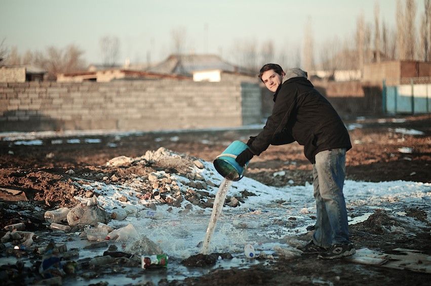 Американский волонтер Джонатан Рибел преподает английский язык в селе Шаульдер Южно-Казахстанской области, осваивает казахский язык и сельский быт, Джонатан Рибел, Корпус мира, село Шаульдер, английский язык, Казахстан, волонтер, сельская школа, Карлыгаш Нуржан, Shanger.kz