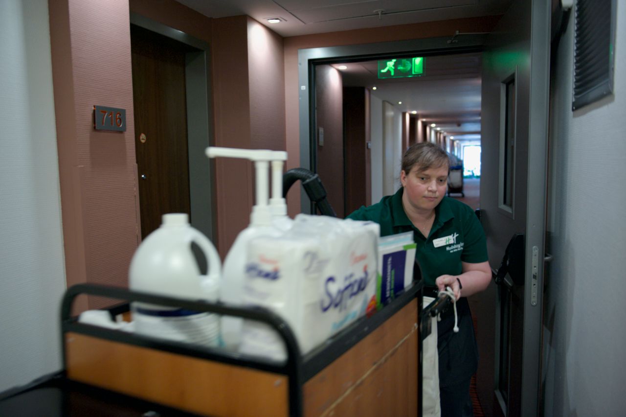 Команда Holiday Inn приветствует гостя в уютном лобби отеля: улыбка, чек-ин и профессионализм, Holiday Inn, гостеприимство, отель, сервис, путешествия Казахстан, лобби отеля, идеальный приём