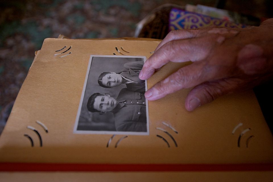 История любви ветерана Великой Отечественной войны Абена Берденова и его супруги Батес Мурзахановой, выдержавшей испытание временем и войной. Великая Отечественная война, ветераны, история любви, Казахстан, Караганда, фронт, Победа, память, Карлыгаш Нуржан, Shanger.kz