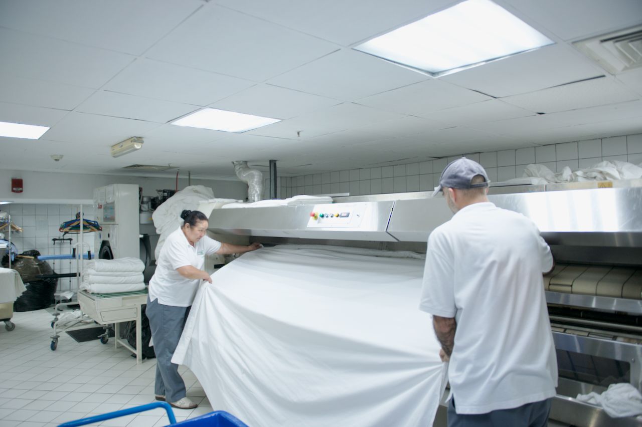 Команда Holiday Inn приветствует гостя в уютном лобби отеля: улыбка, чек-ин и профессионализм, Holiday Inn, гостеприимство, отель, сервис, путешествия Казахстан, лобби отеля, идеальный приём