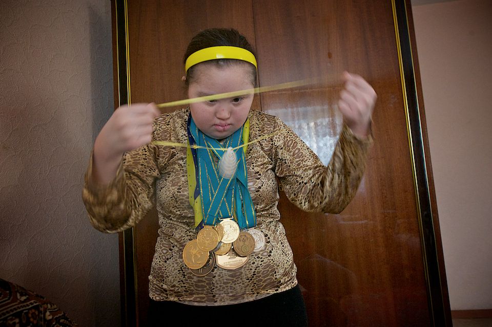 Атлеты с синдромом Дауна и их тренеры из движения Special Olympics Kazakhstan во время тренировок и соревнований, синдром Дауна, Special Olympics, Спешиал Олимпикс Казахстан, инклюзия, спорт и равенство, люди с инвалидностью, Нилюфар Амирбекова, Карлыгаш Нуржан, социальные истории, Shanger.kz