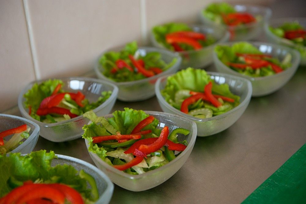 Процесс приготовления и доставки бортового питания авиакомпании Air Astana — от цеха в Актобе до рейсов в Казахстане и за рубежом, бортовое питание, Air Astana, Казахстан, Актобе, авиаперелёты, еда в самолёте, авиация, кейтеринг, Shanger.kz, Карла Нур