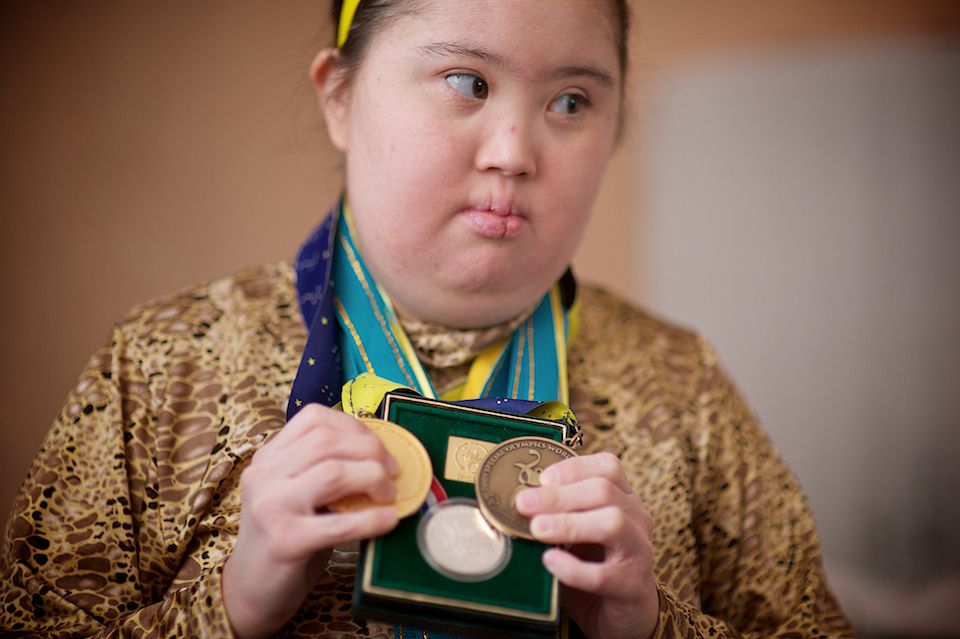 Атлеты с синдромом Дауна и их тренеры из движения Special Olympics Kazakhstan во время тренировок и соревнований, синдром Дауна, Special Olympics, Спешиал Олимпикс Казахстан, инклюзия, спорт и равенство, люди с инвалидностью, Нилюфар Амирбекова, Карлыгаш Нуржан, социальные истории, Shanger.kz