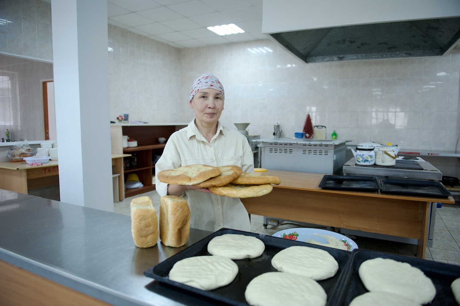 Жители села Бейнеу на зерновом терминале Фонда Halyk: первый хлеб выпечен из местной муки, рядом развивается школа и социальные объекты. Фонд Halyk, село Бейнеу, зерновой терминал, школа Бейнеу, сельское развитие, хлеб, Мангистауская область, образование в регионах, агроподдержка Казахстана, Тимур Кулибаев