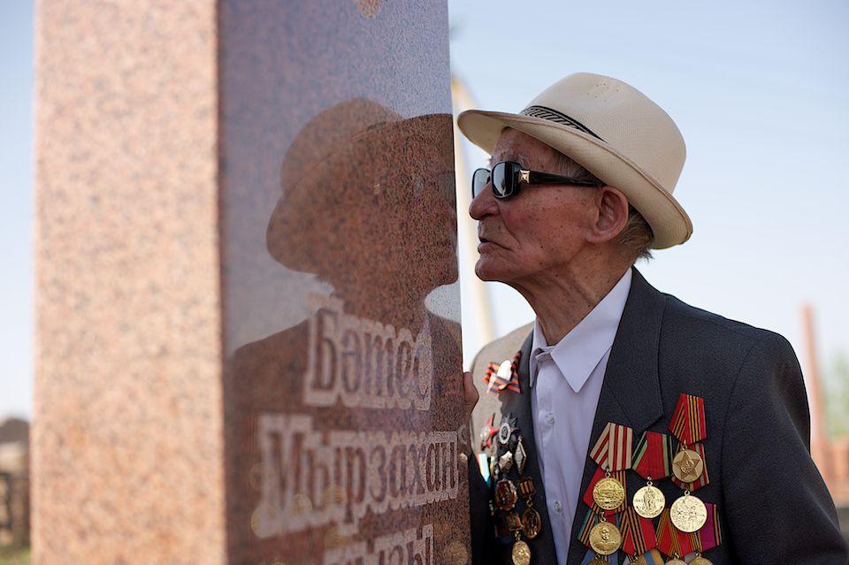 История любви ветерана Великой Отечественной войны Абена Берденова и его супруги Батес Мурзахановой, выдержавшей испытание временем и войной. Великая Отечественная война, ветераны, история любви, Казахстан, Караганда, фронт, Победа, память, Карлыгаш Нуржан, Shanger.kz