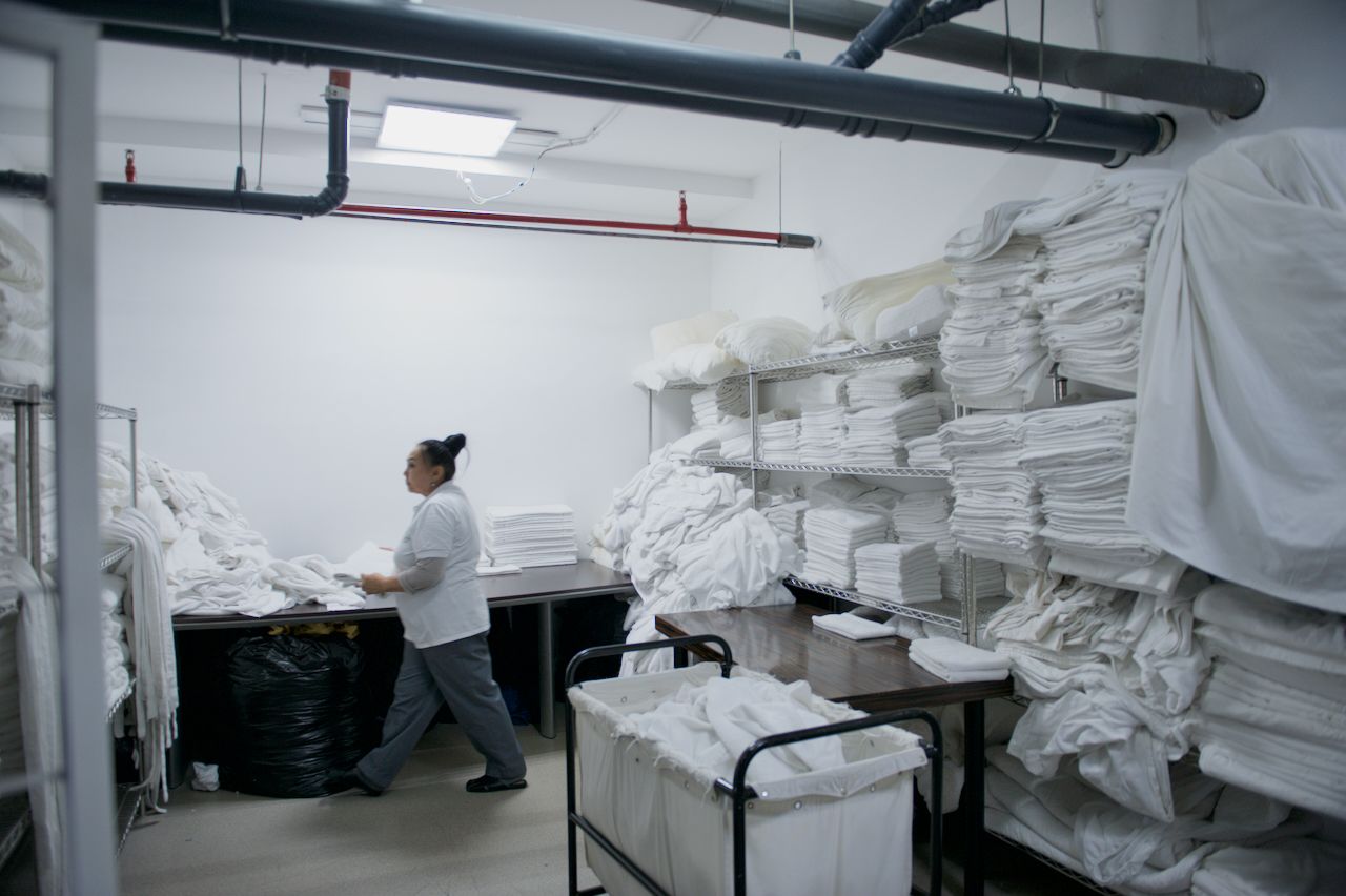 Команда Holiday Inn приветствует гостя в уютном лобби отеля: улыбка, чек-ин и профессионализм, Holiday Inn, гостеприимство, отель, сервис, путешествия Казахстан, лобби отеля, идеальный приём