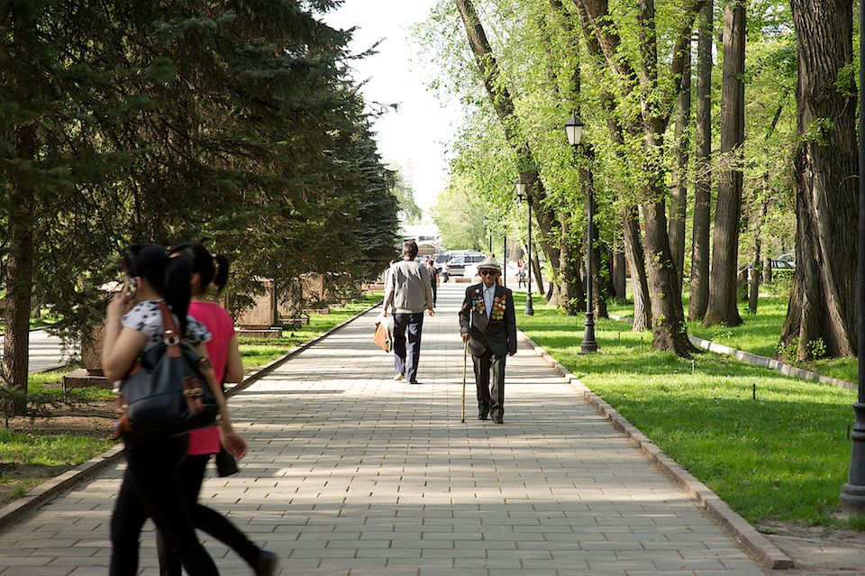 История любви ветерана Великой Отечественной войны Абена Берденова и его супруги Батес Мурзахановой, выдержавшей испытание временем и войной. Великая Отечественная война, ветераны, история любви, Казахстан, Караганда, фронт, Победа, память, Карлыгаш Нуржан, Shanger.kz