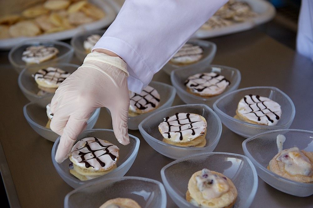 Процесс приготовления и доставки бортового питания авиакомпании Air Astana — от цеха в Актобе до рейсов в Казахстане и за рубежом, бортовое питание, Air Astana, Казахстан, Актобе, авиаперелёты, еда в самолёте, авиация, кейтеринг, Shanger.kz, Карла Нур