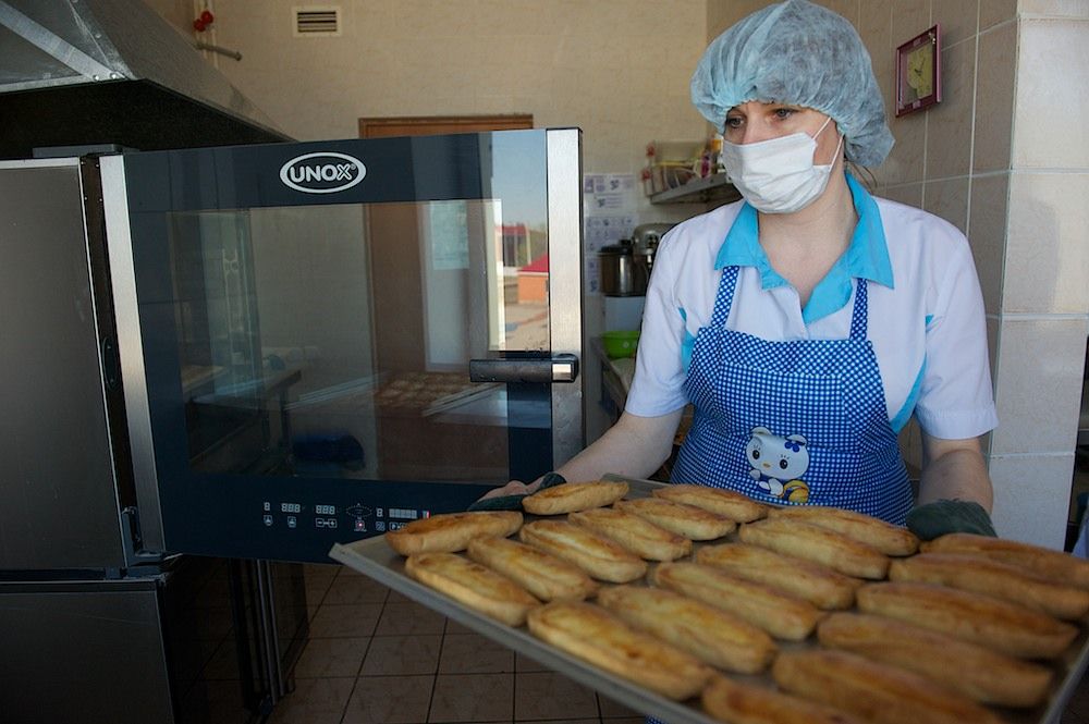 Процесс приготовления и доставки бортового питания авиакомпании Air Astana — от цеха в Актобе до рейсов в Казахстане и за рубежом, бортовое питание, Air Astana, Казахстан, Актобе, авиаперелёты, еда в самолёте, авиация, кейтеринг, Shanger.kz, Карла Нур