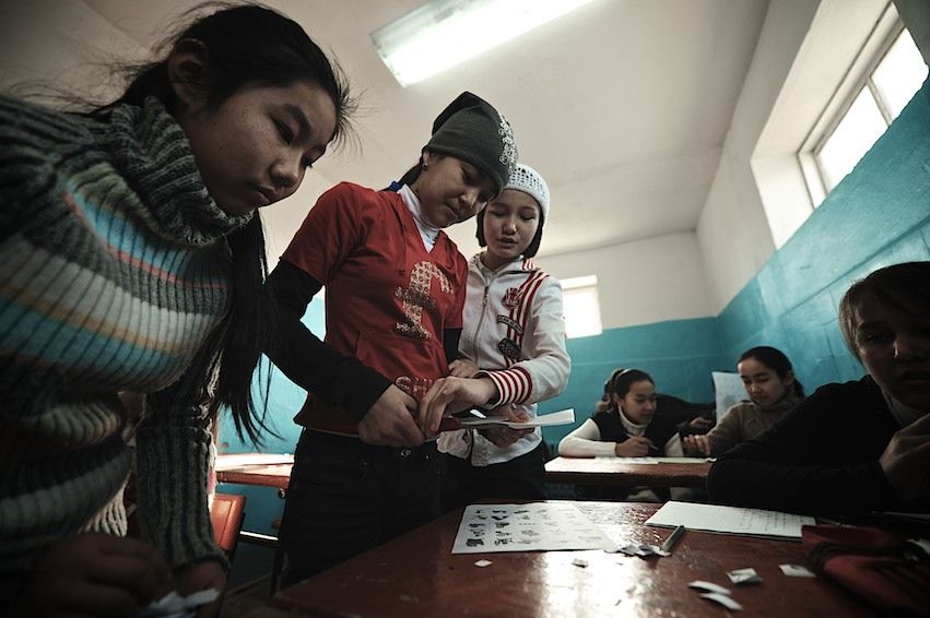 Американский волонтер Джонатан Рибел преподает английский язык в селе Шаульдер Южно-Казахстанской области, осваивает казахский язык и сельский быт, Джонатан Рибел, Корпус мира, село Шаульдер, английский язык, Казахстан, волонтер, сельская школа, Карлыгаш Нуржан, Shanger.kz